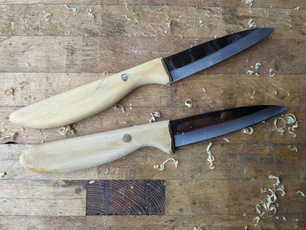 zwei fertige Messer mit fein ausgearbeitetem Griff aus Buchbaumholz
